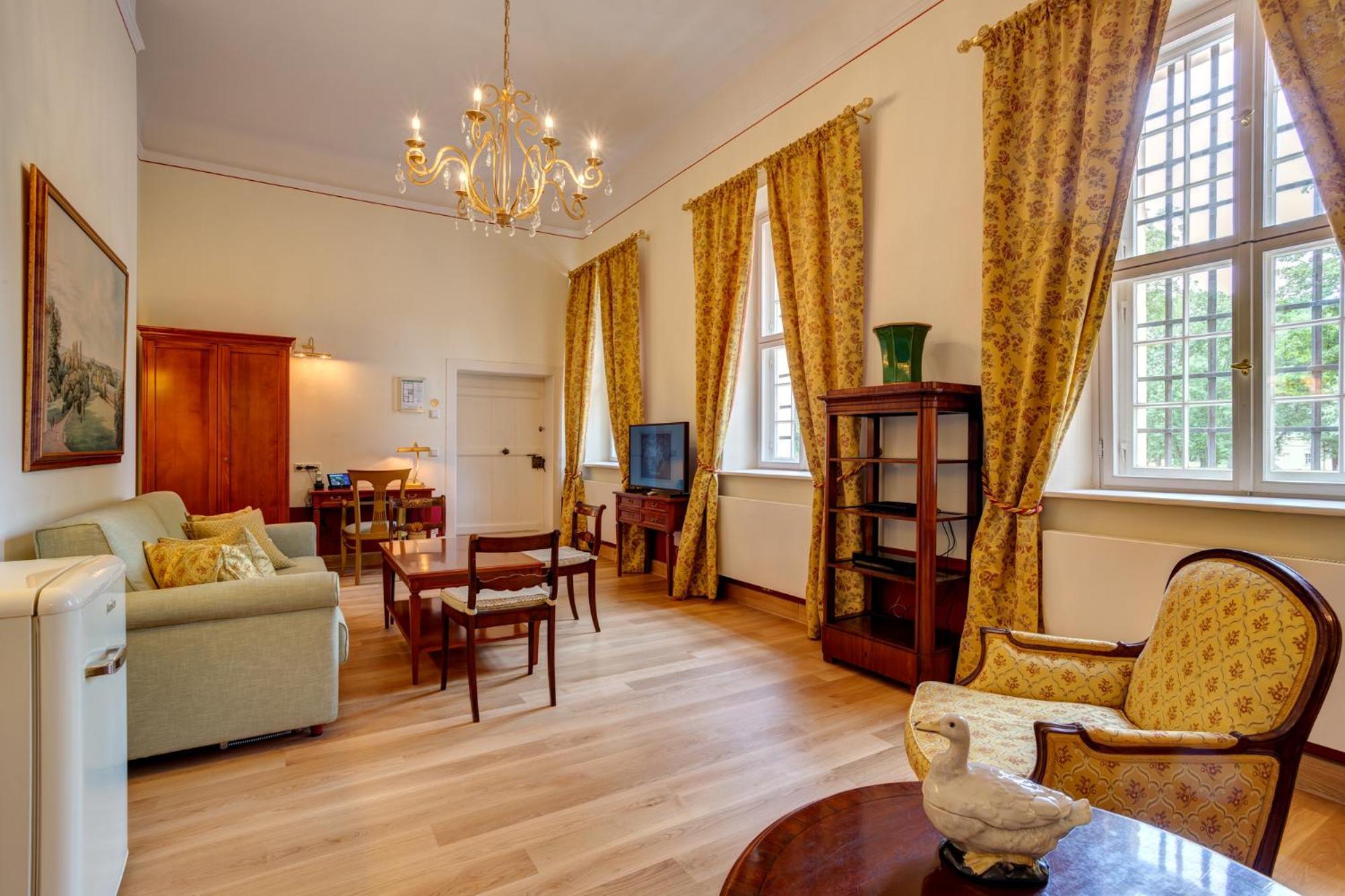 Urlaubsresidenz Marstall Und Kanzlei Im Schlossensemble Люббенау Номер фото